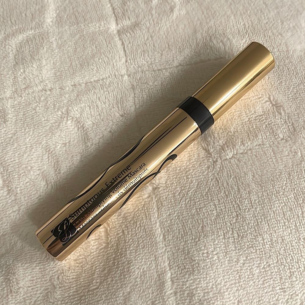 Estée Lauder Sumptuous Extreme
Lash Multiplying Volume Mascara Extreme Black - Picture 2 of 2